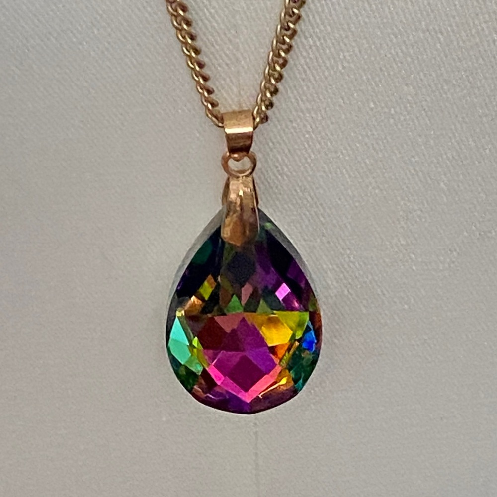 Vibrant Crystal Teardrop Pendant Necklace
